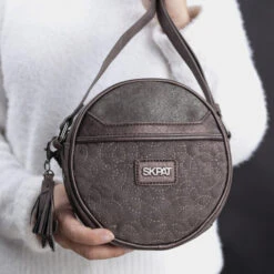 Bolso De Mujer Circular Con Bandolera Skpat Modelo Brindley Color 8 Bolso De Mujer Circular Con Bandolera Skpat Modelo Brindley Color -Almacenamiento De Viaje marron sku 16064441 19320860 xxl